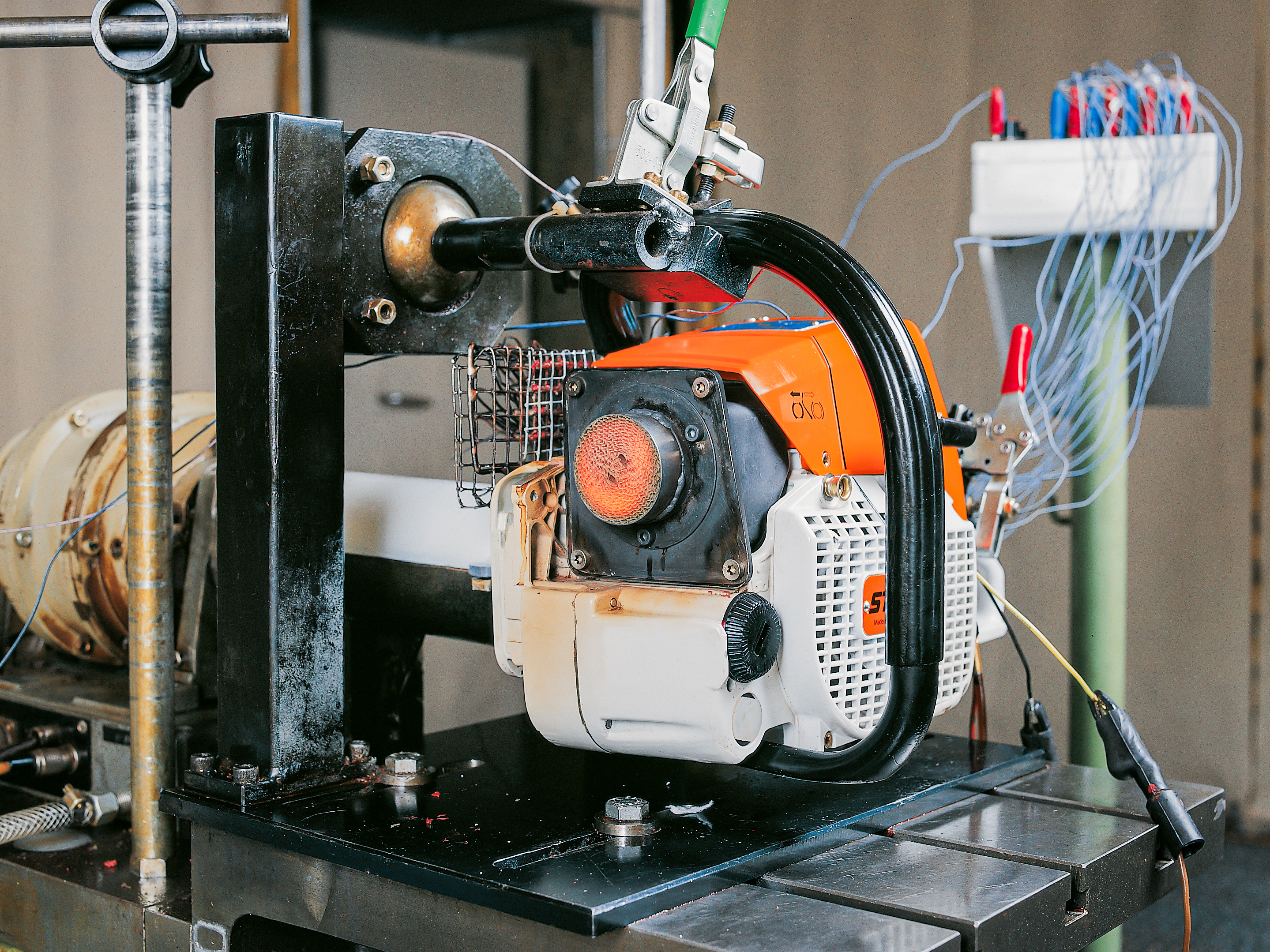 Motors&auml;ge mit Katalysator im Testlabor