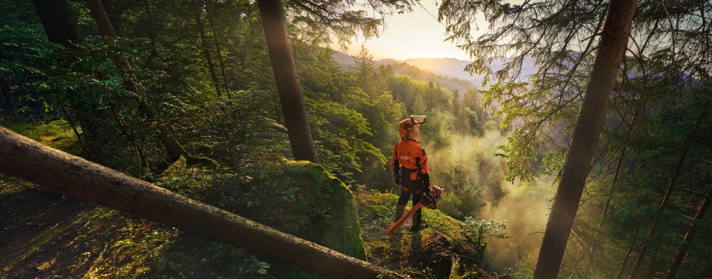 Frau mit Motors&auml;ge im Wald