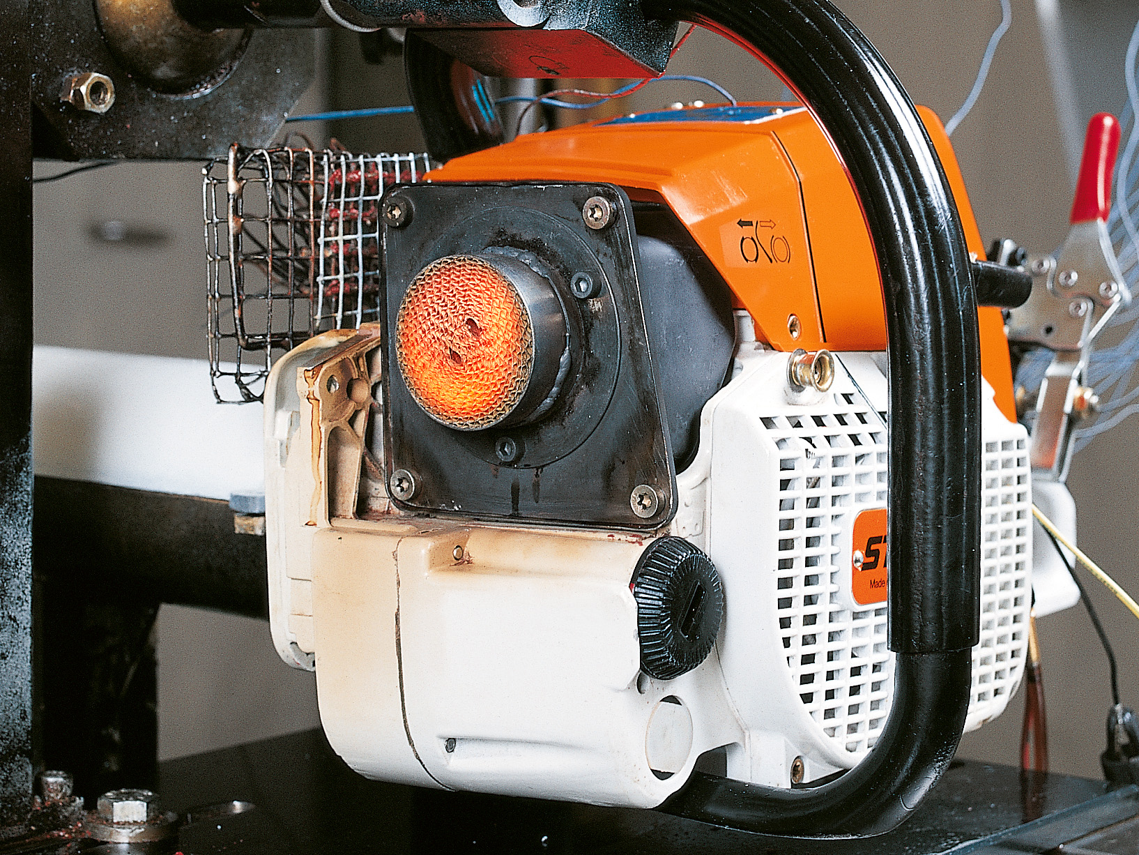 Gl&uuml;hender Katalysator im Test.