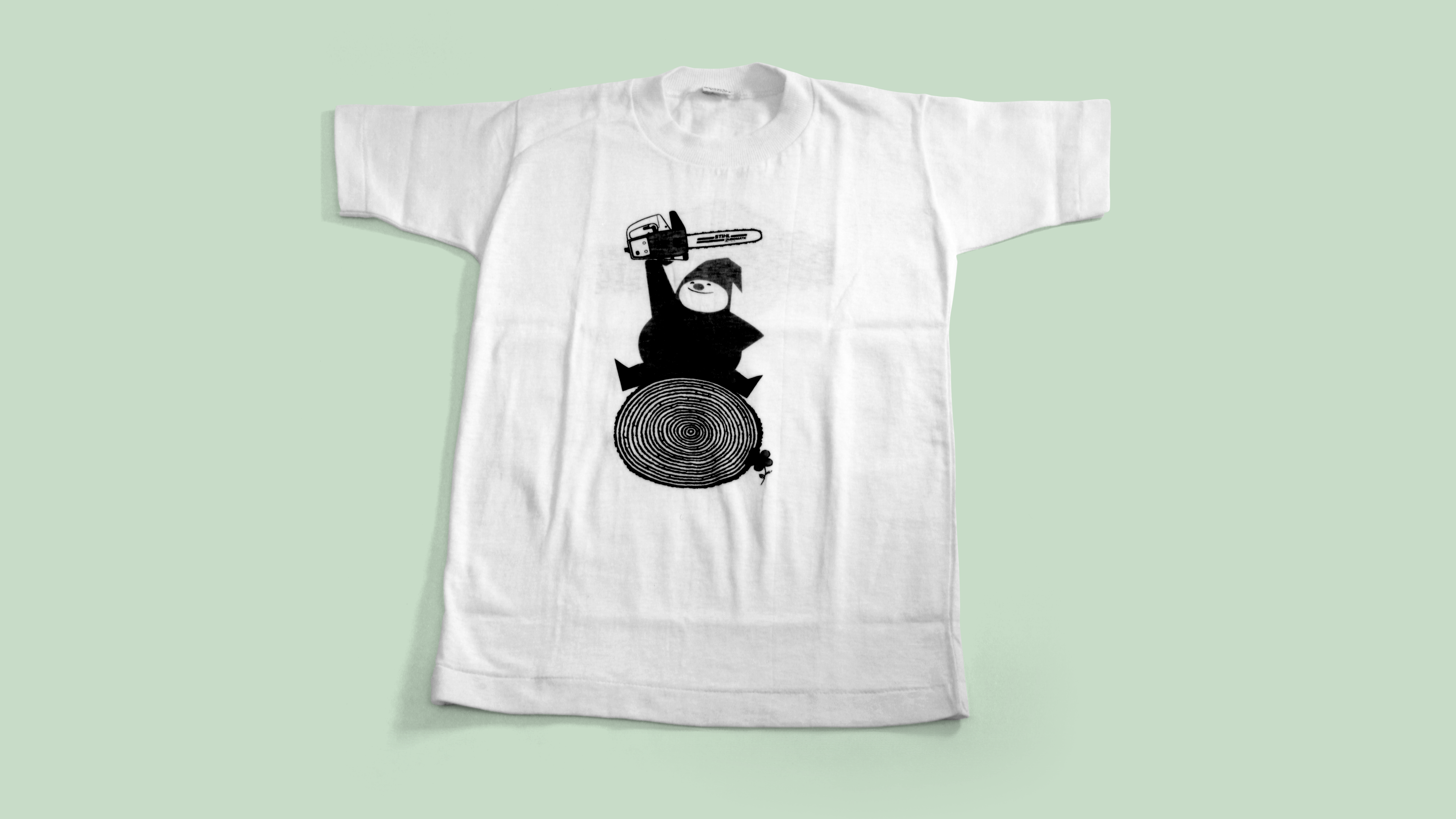 T-Shirt illustriert mit dem Hobbyzwerg von STIHL; Schwarz-Wei&szlig;-Foto.