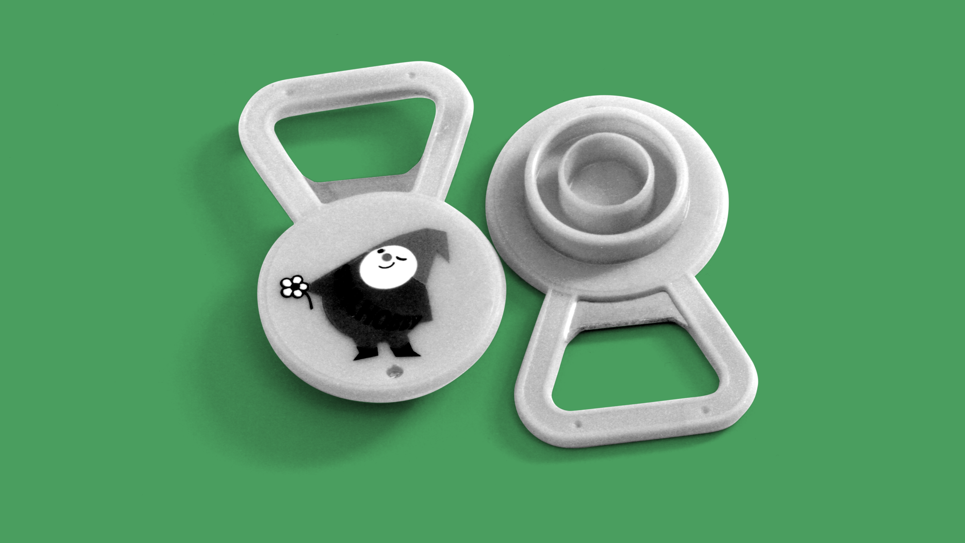 Flaschen&ouml;ffner illustriert mit dem Hobbyzwerg von STIHL; Schwarz-Wei&szlig;-Foto.