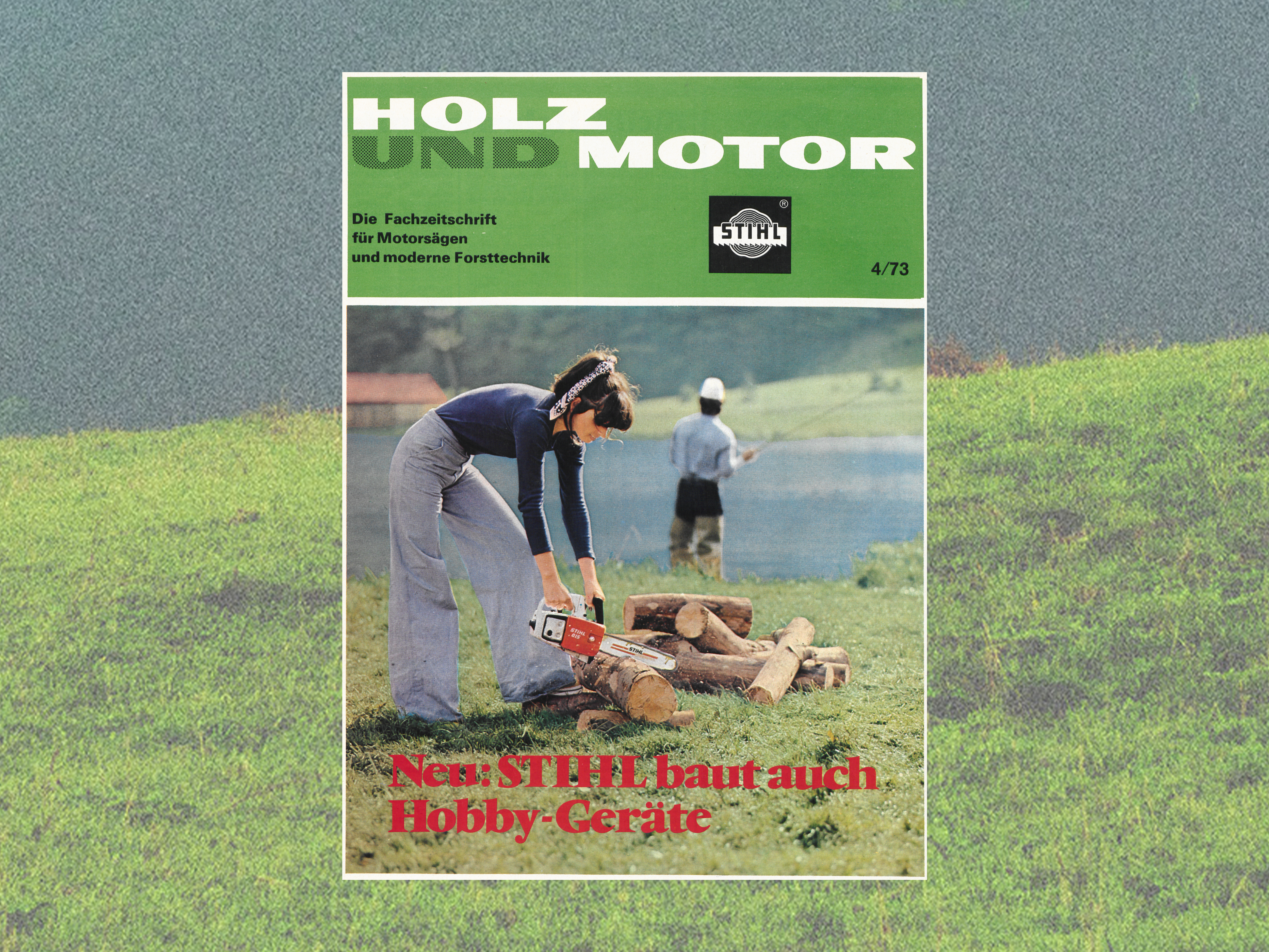Titelseite der Kundenzeitschrift &bdquo;Holz und Motor&ldquo; vom April 1973. Zu sehen ist eine Frau mit Geh&ouml;rschutz, die auf einer Wiese Holz mit einer kleinen STIHL Motors&auml;ge zerteilt. Im Hintergrund steht ein Mann in einem See und fischt.
