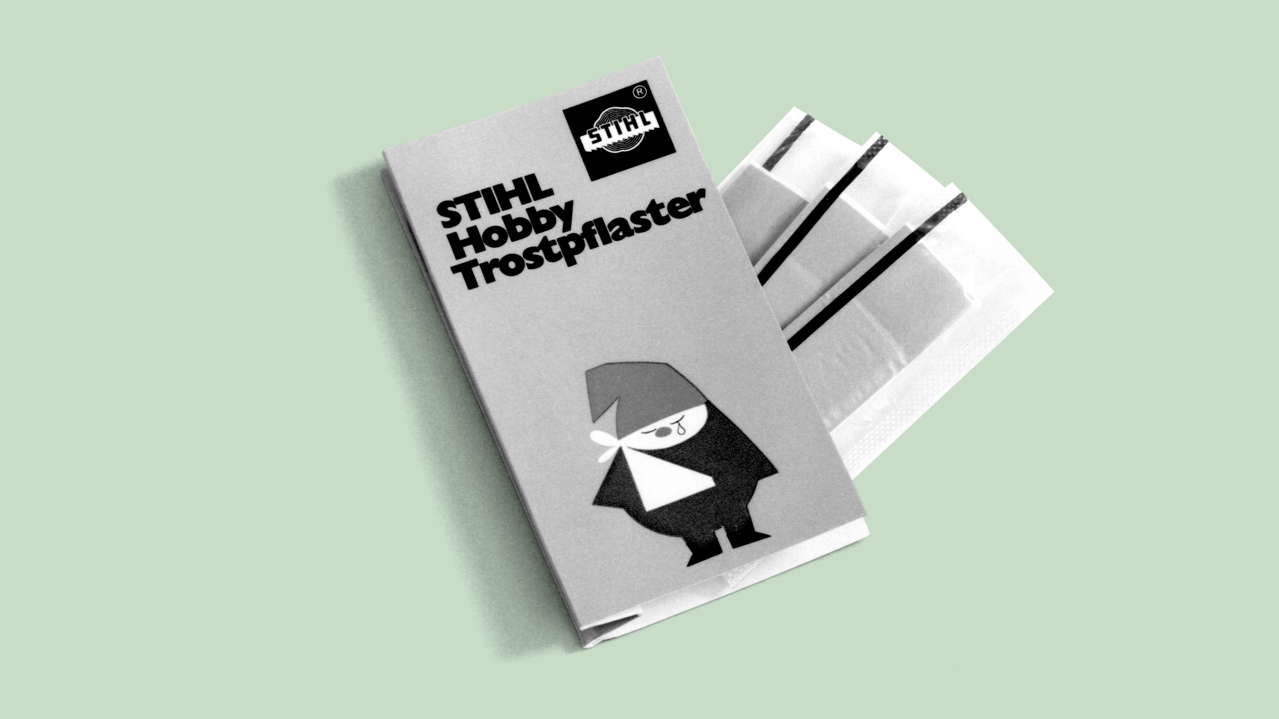 Pflaster-Set illustriert mit dem Hobbyzwerg von STIHL; Schwarz-Wei&szlig;-Foto.