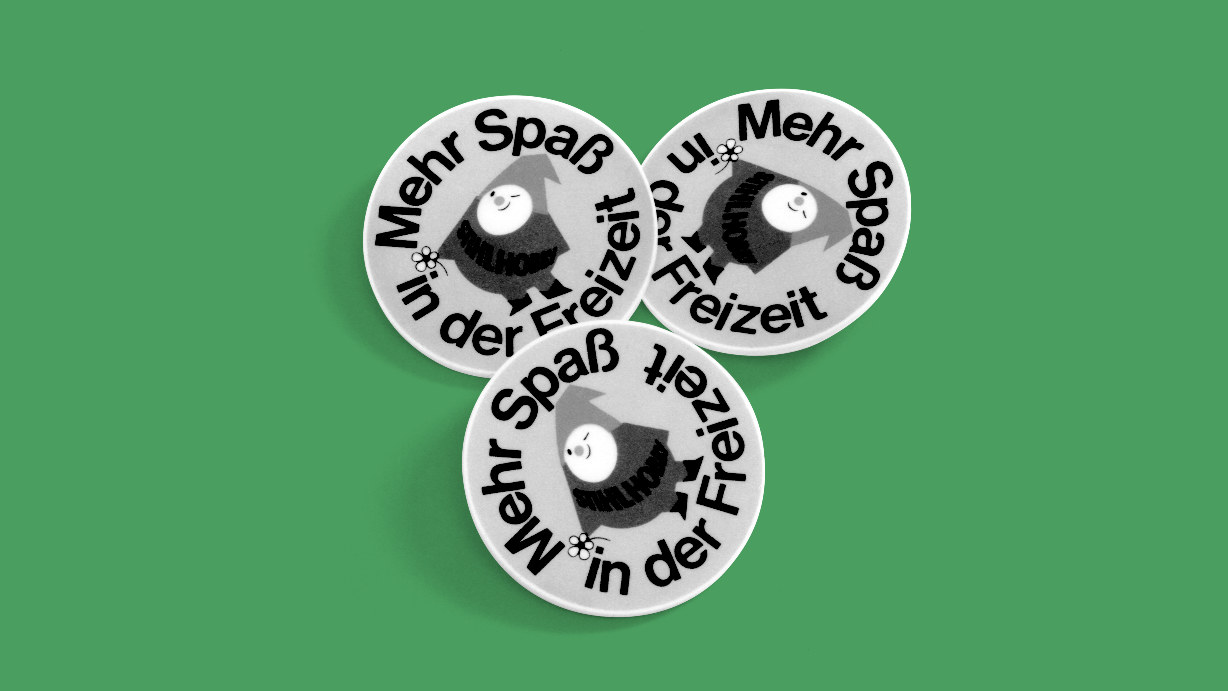 Anstecker illustriert mit dem Hobbyzwerg von STIHL; Schwarz-Wei&szlig;-Foto.