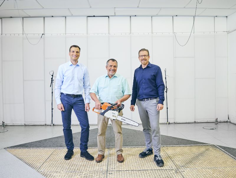 Gruppenbild mit Motors&auml;ge.