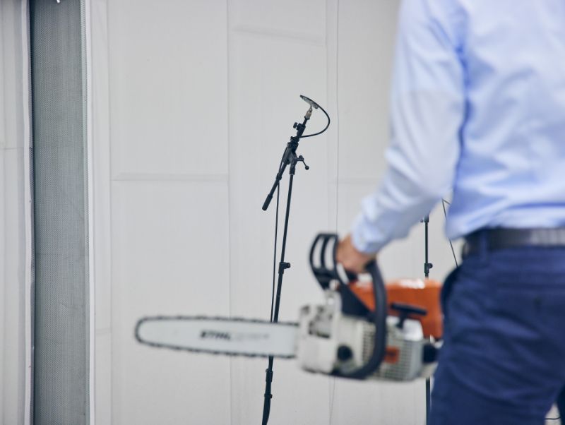 Ein schemenhaft erkennbarer Mann h&auml;lt eine Motors&auml;ge.