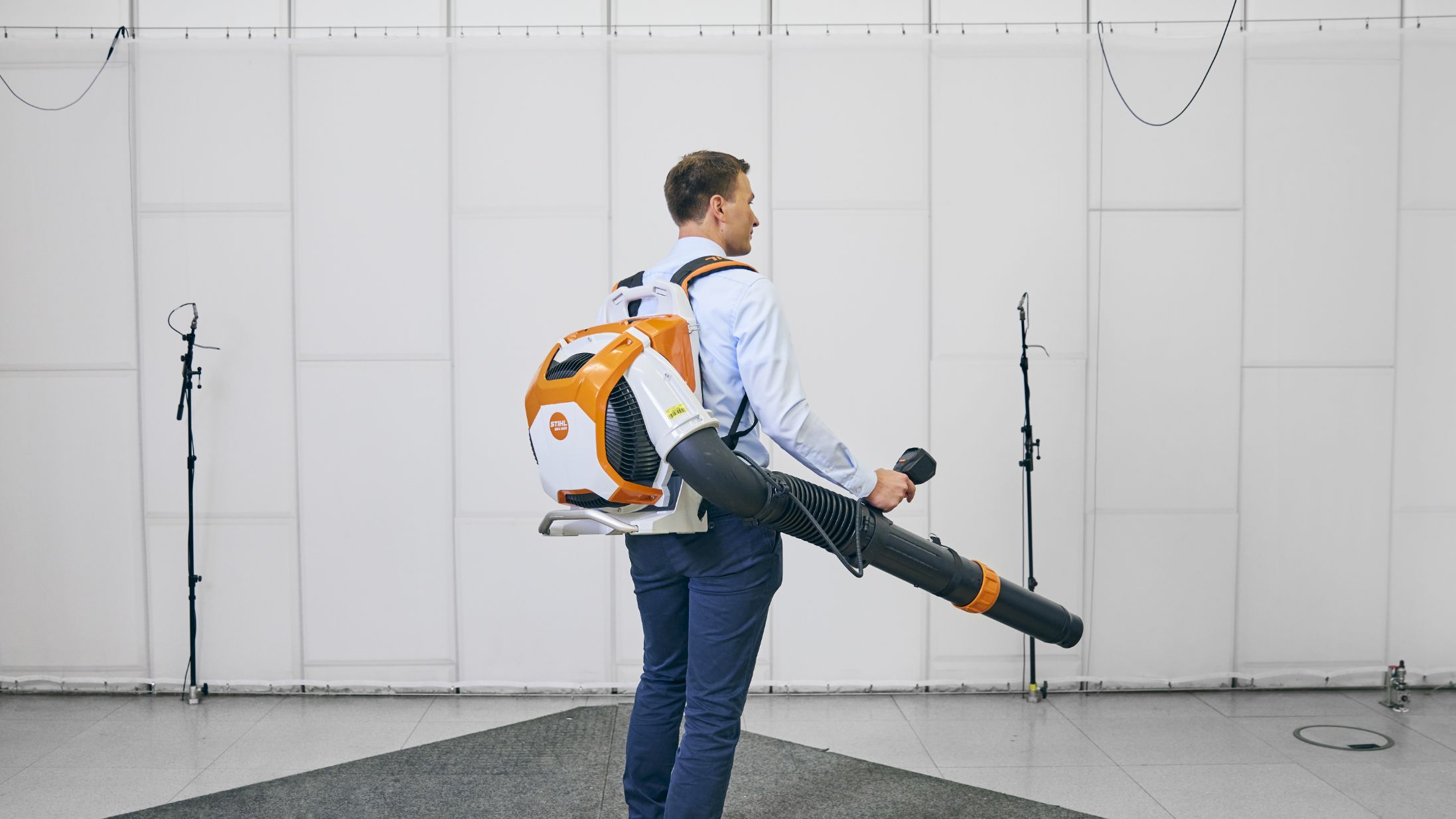 Mann mit Laubbl&auml;ser.