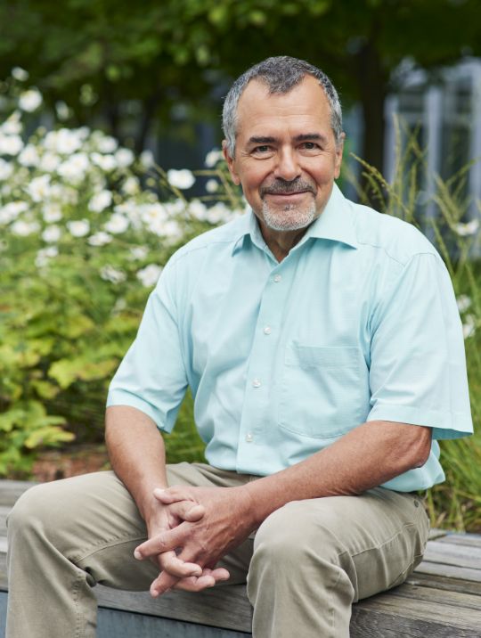 Portrait eines Mannes mit Bart.