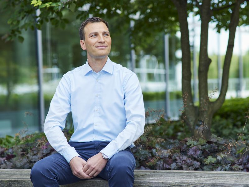 Portrait eines sitzenden Mannes.