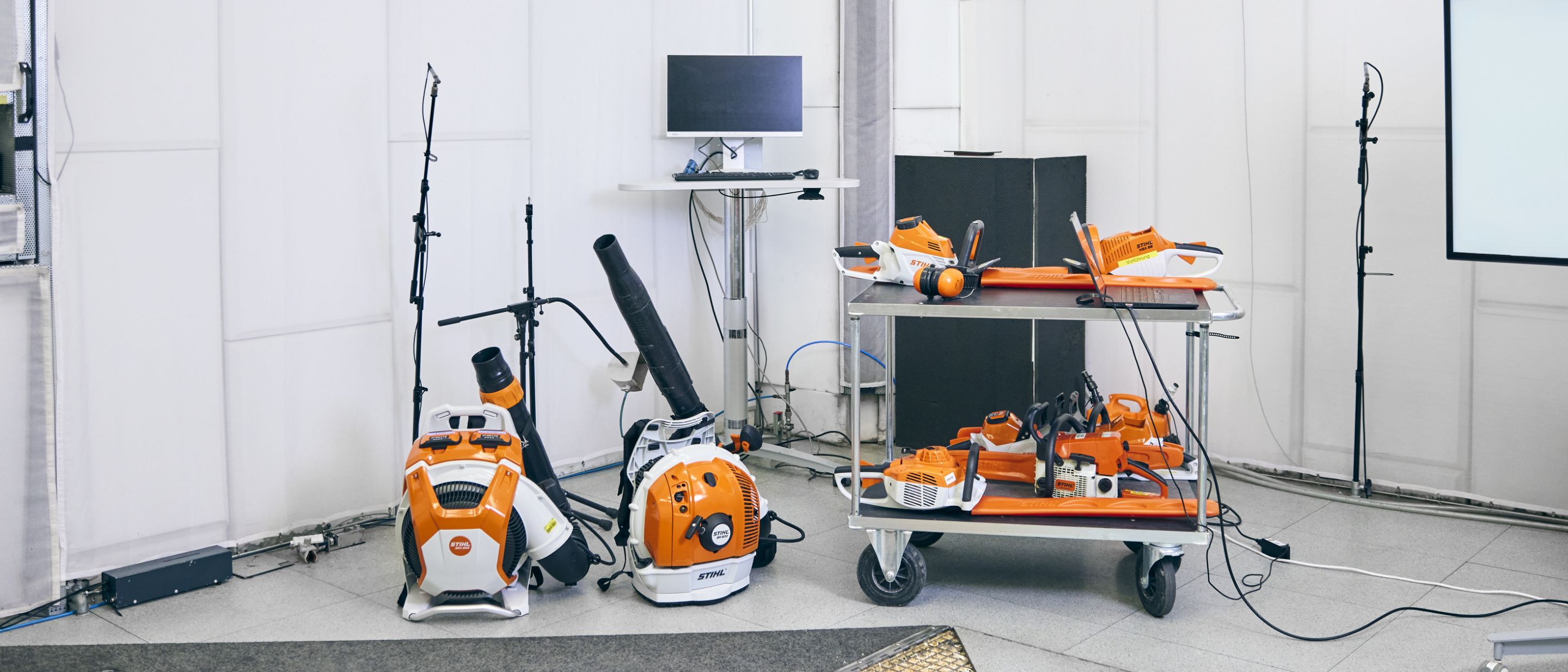 Stillleben mit unterschiedlichen Ger&auml;ten von STIHL.