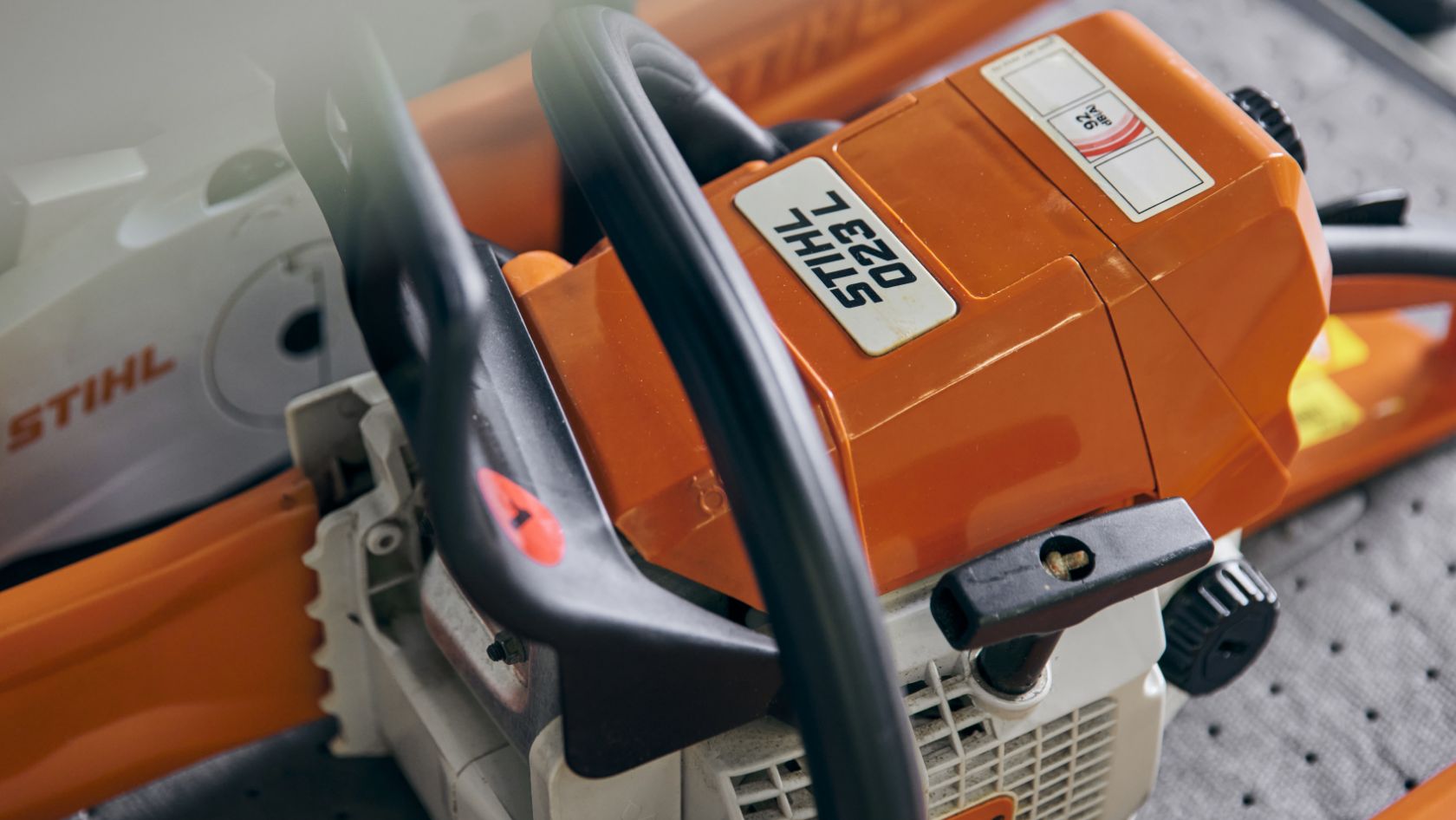 Stilisierte Abbildung der Motors&auml;ge STIHL 023 L.