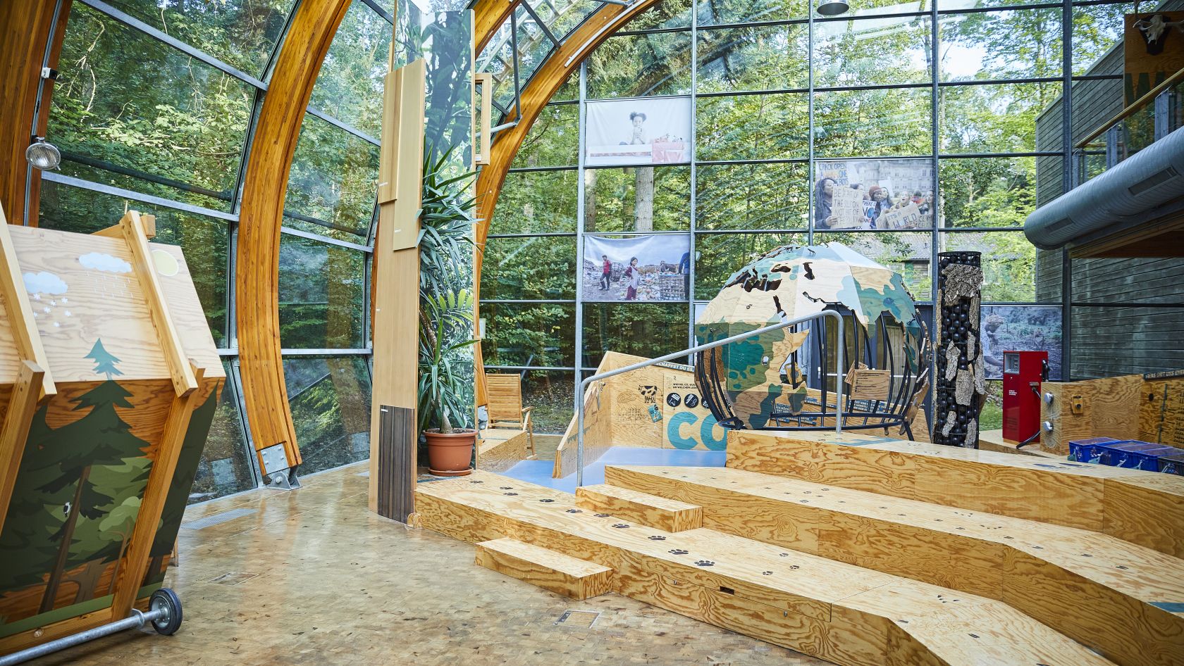 Heller Raum mit Glas- und Holzelementen