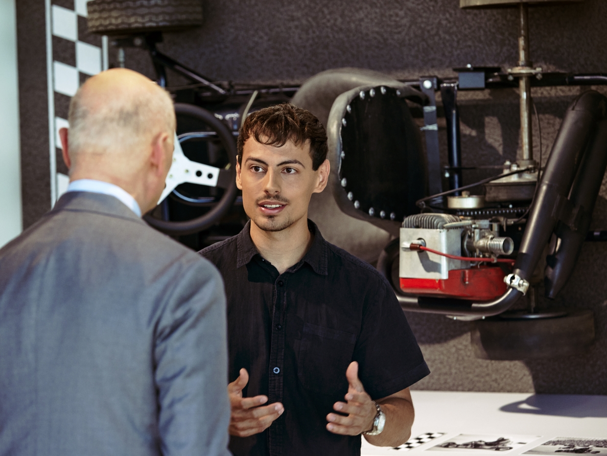Dr. Nikolas Stihl und Tamino Soubawi im Gespr&auml;ch; im Hintergrund h&auml;ngt ein Gokart an der Wand.