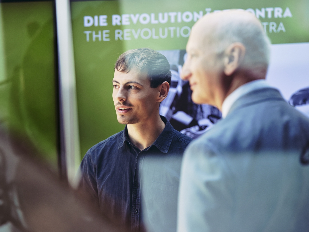 Tamino Soubawi und Dr. Nikolas Stihl im Gespr&auml;ch.