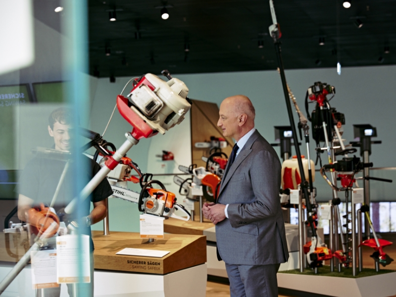 Dr. Nikolas Stihl und Tamino Soubawi im Gespr&auml;ch zwischen ausgestellten Motors&auml;gen und anderen Ger&auml;ten von STIHL.