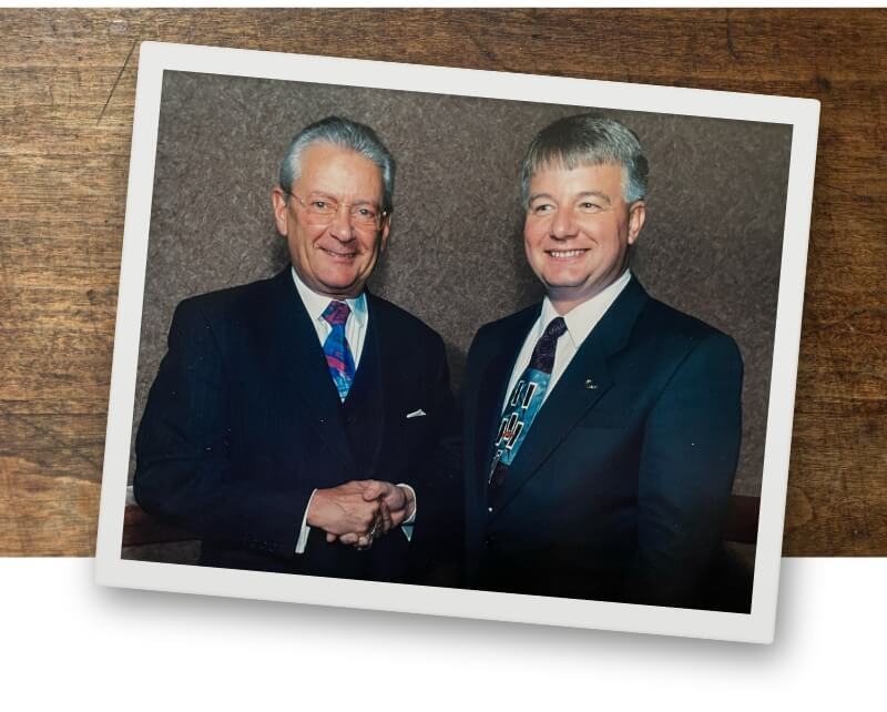 Wayne Sutton und Hans Peter Stihl geben sich die Hand.
