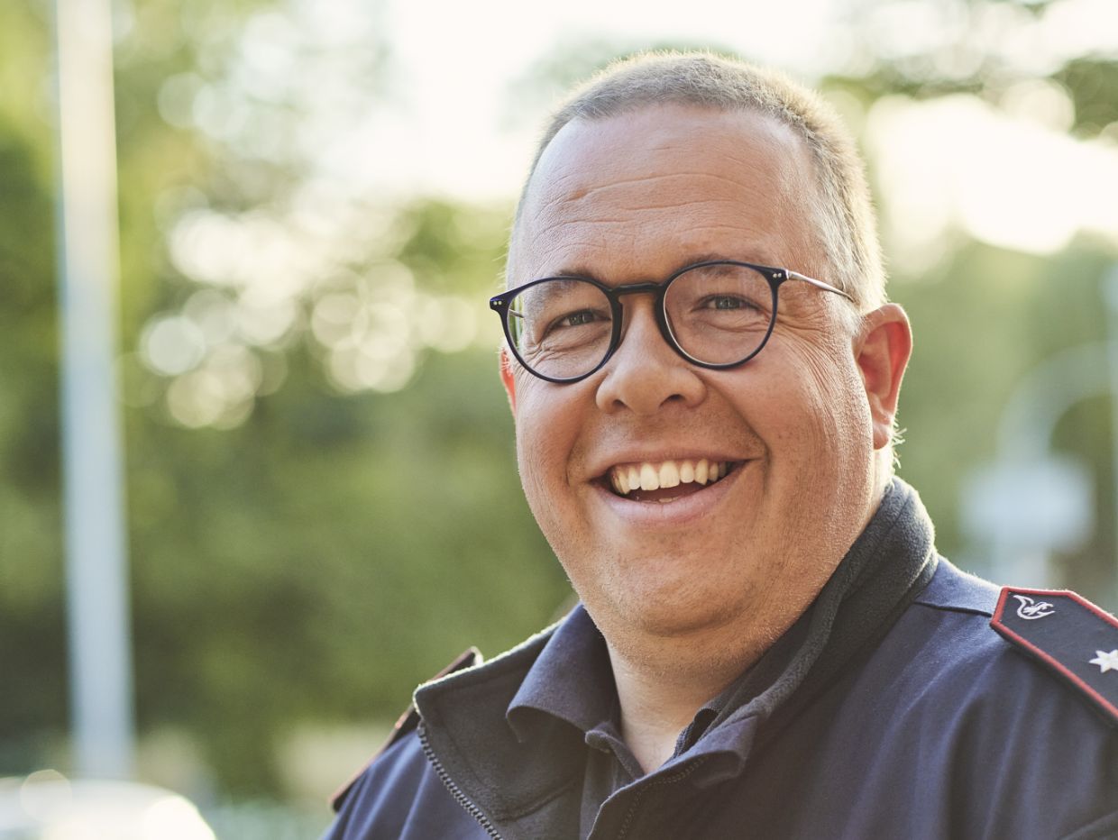 Michael Fuchs lacht in die Kamera.