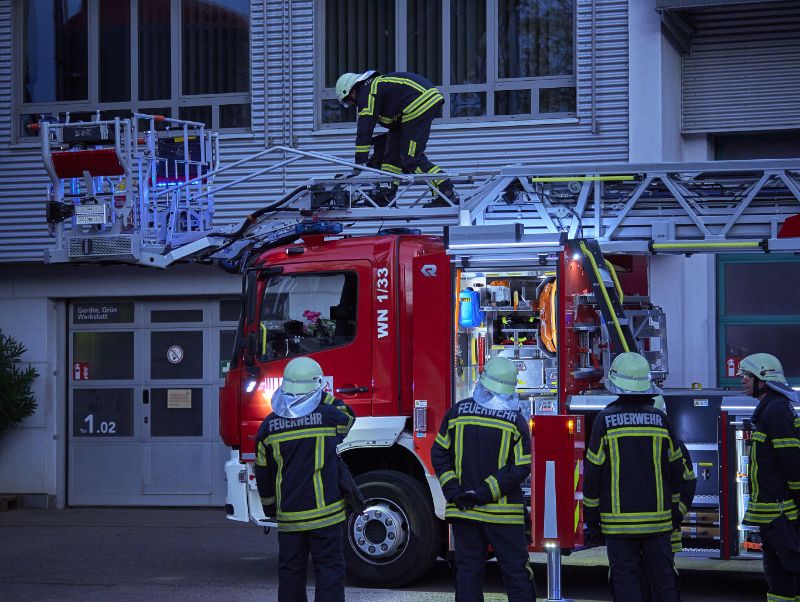 Feuerwehrleute be&uuml;ben die Drehleiter.
