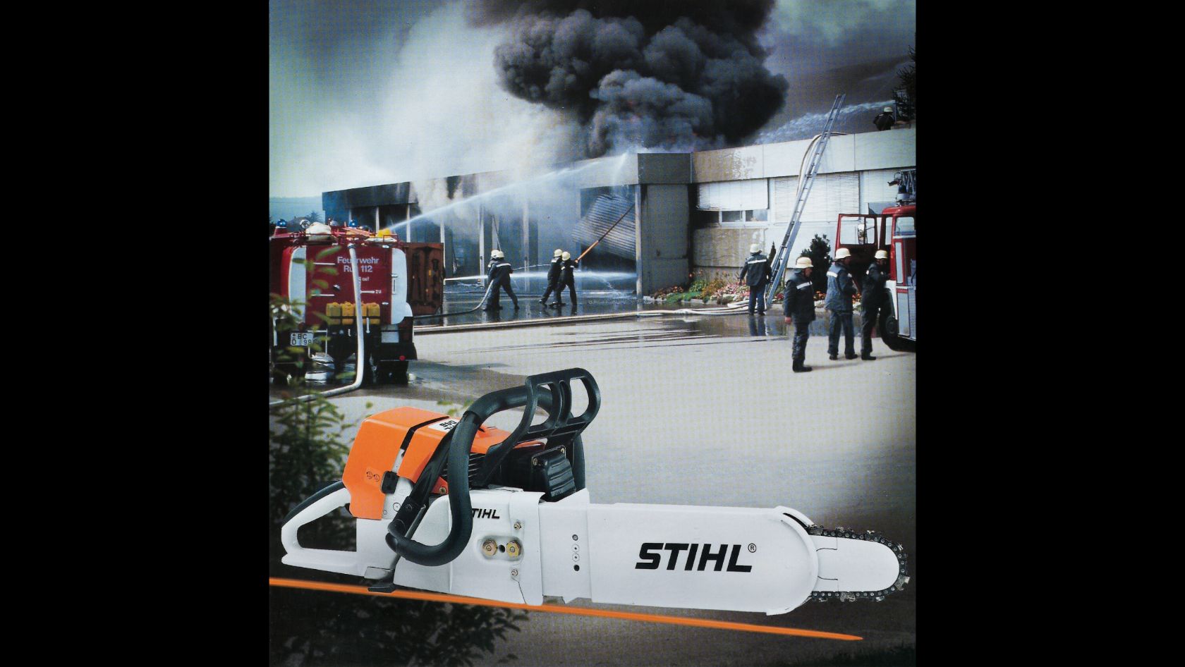 Werbung Rettungss&auml;ge mit Feuerwehrszene im Hintergrund, 2000.
