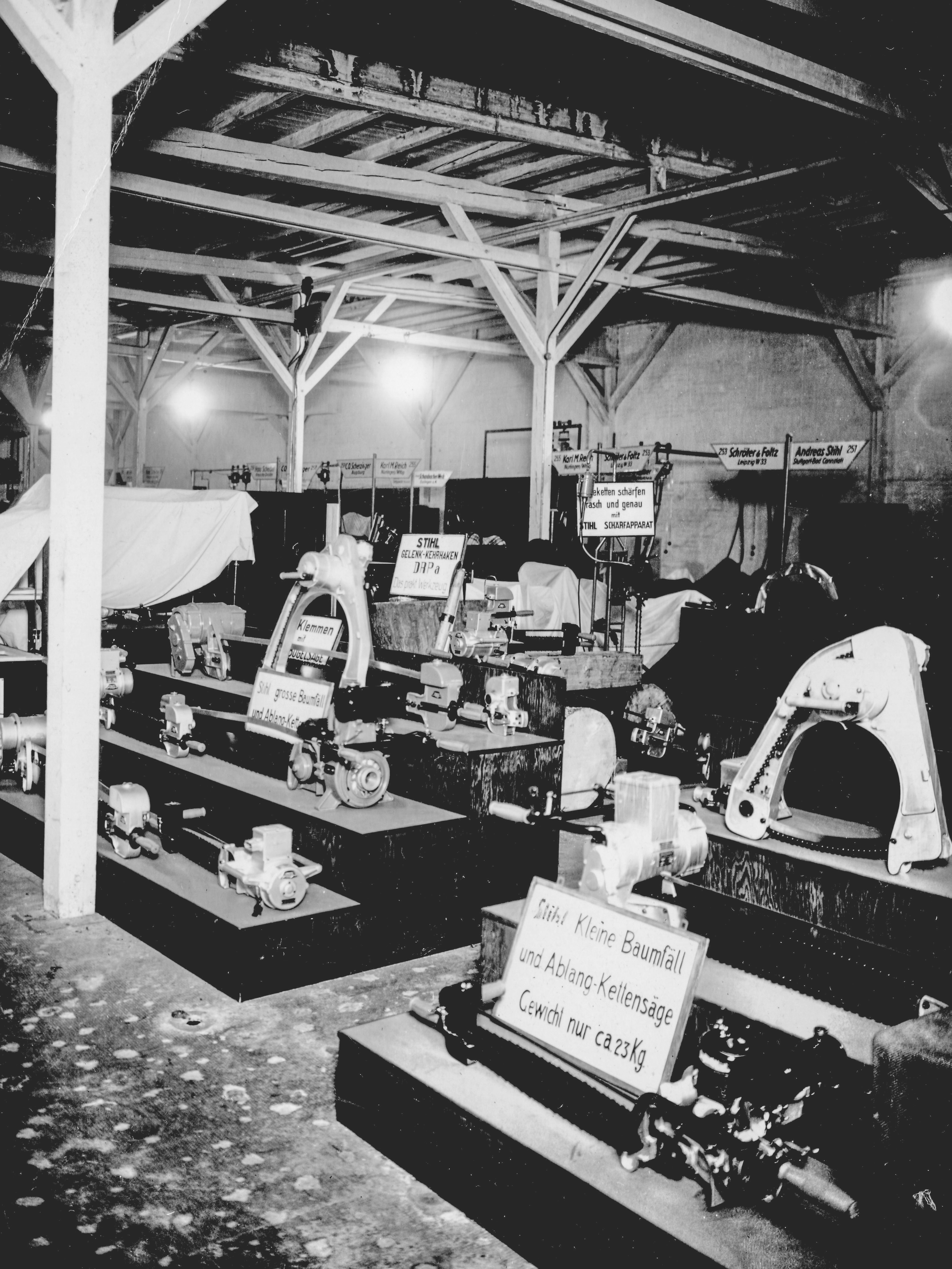 Der Messestand von STIHL 1937; Schwarz-Wei&szlig;-Foto