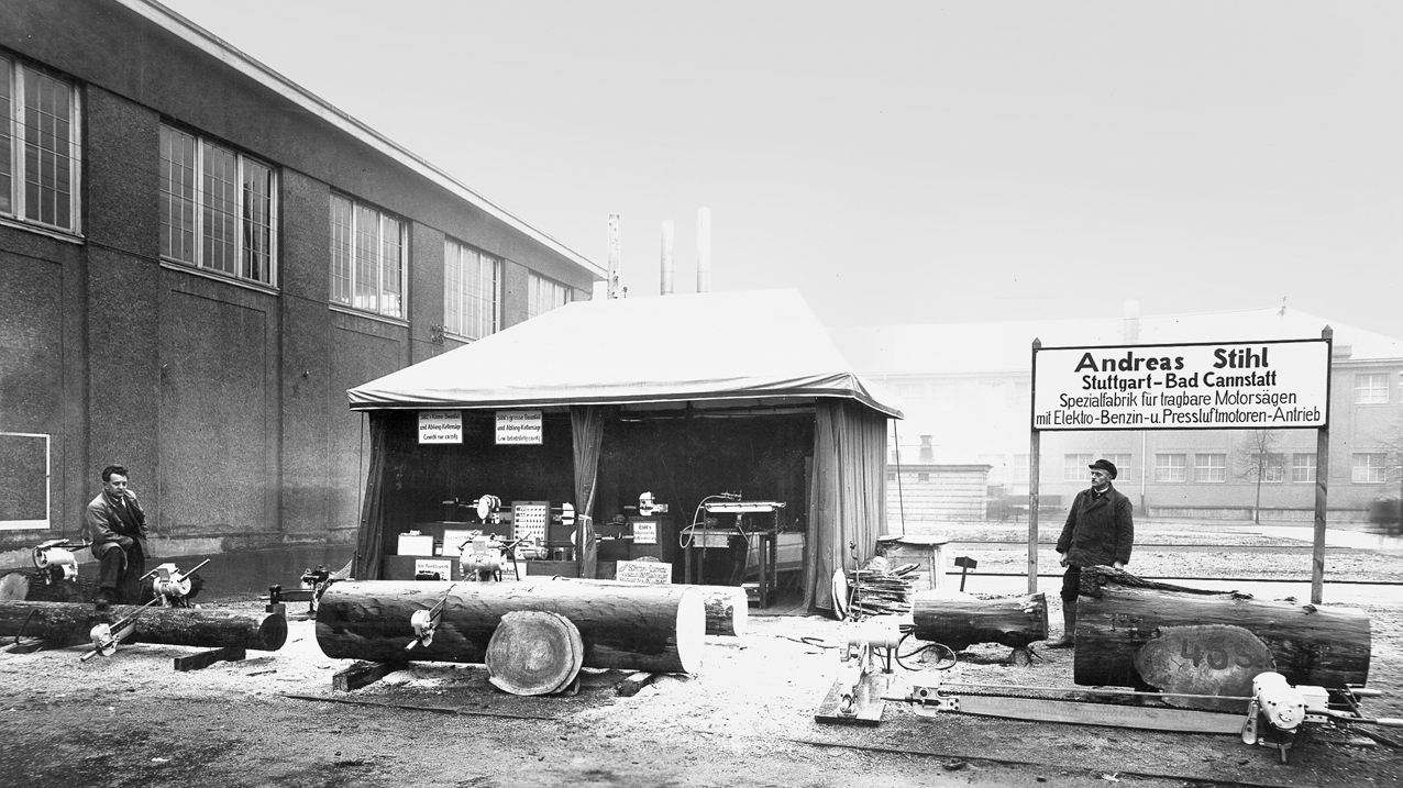 Der Messestand von STIHL 1936; Schwarz-Wei&szlig;-Foto.