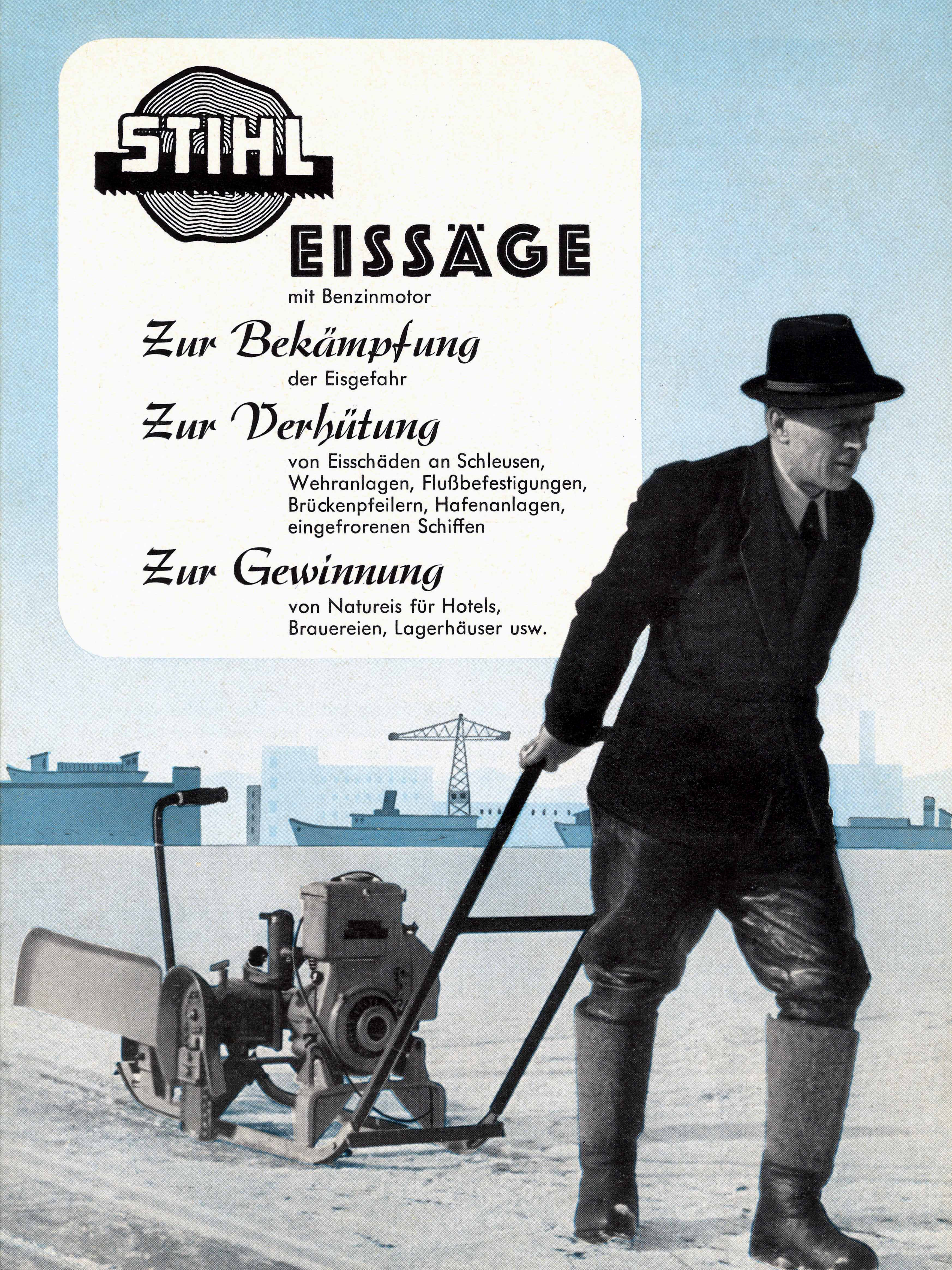 Ein Mann zieht eine STIHL Eiss&auml;ge &uuml;ber einen gefrorenen See; Schwarz-Wei&szlig;-Foto.