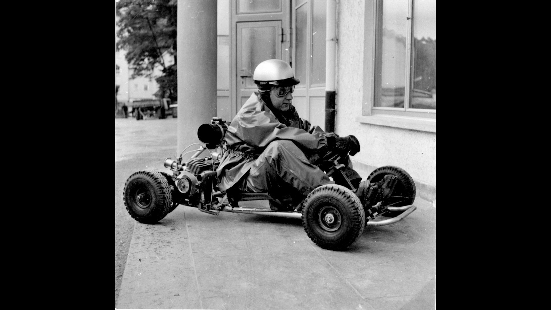 Ein Gokart mit Fahrer; Schwarz-Wei&szlig;-Foto.
