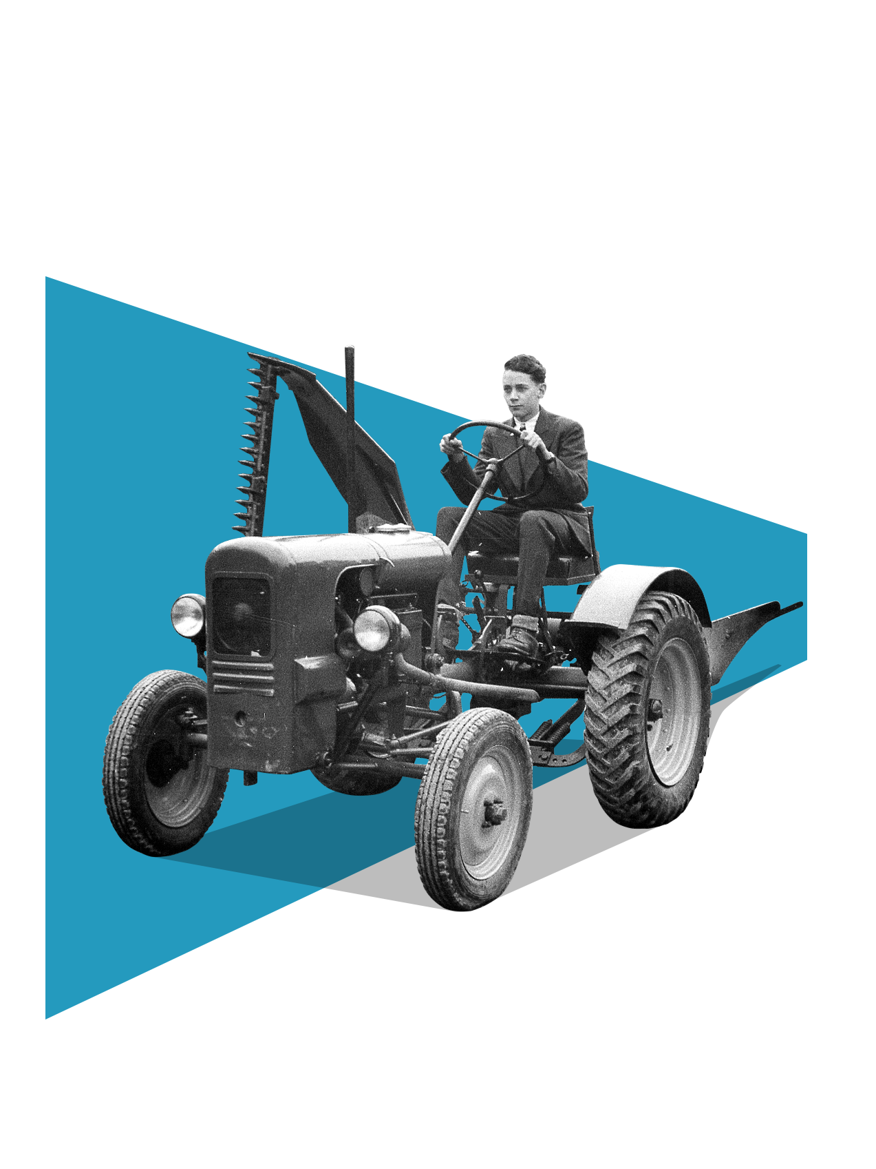 Freisteller Junge auf Schlepper; Schwarz-Wei&szlig;-Foto.