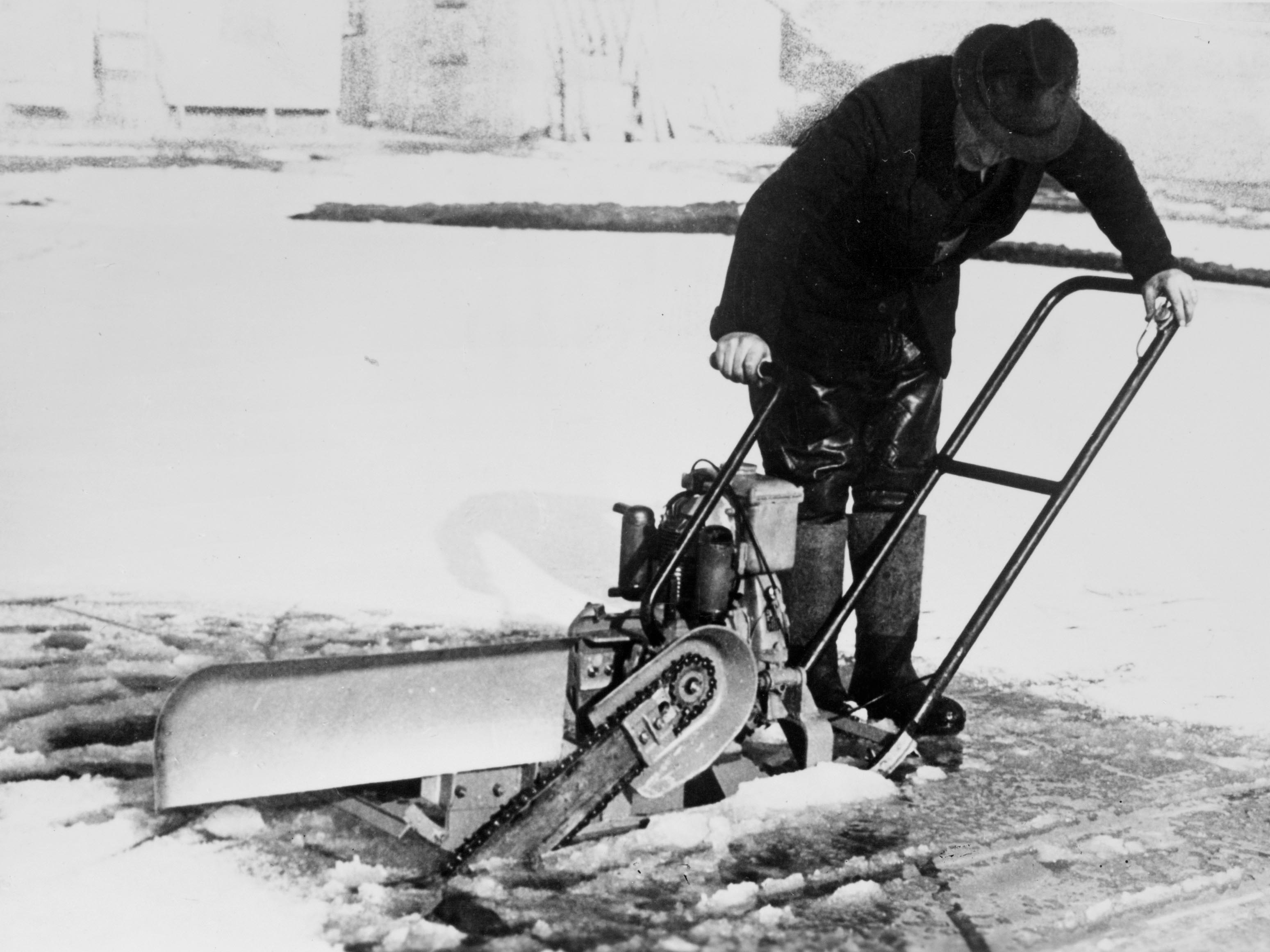 Freisteller Eiss&auml;ge durchbohrt Eisdecke; Schwarz-Wei&szlig;-Foto.