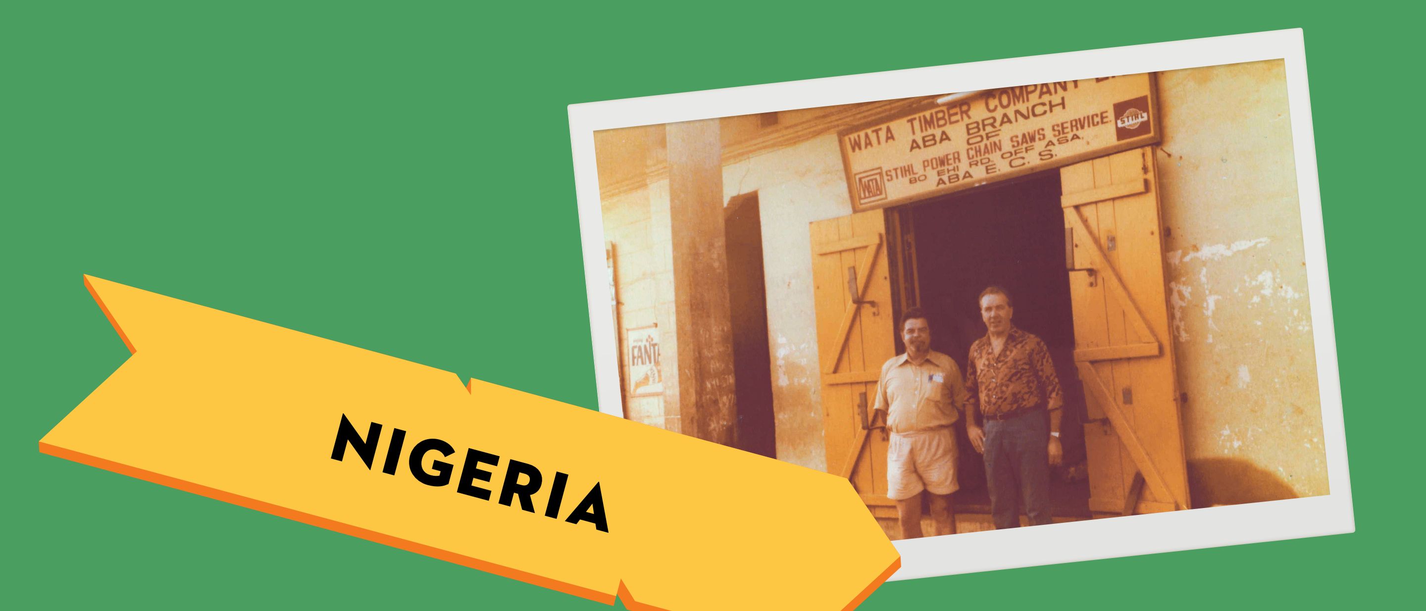 Julius W&ouml;rz steht mit einem H&auml;ndler vor einem Gesch&auml;ft in Nigeria, das STIHL Ger&auml;te verkauft.