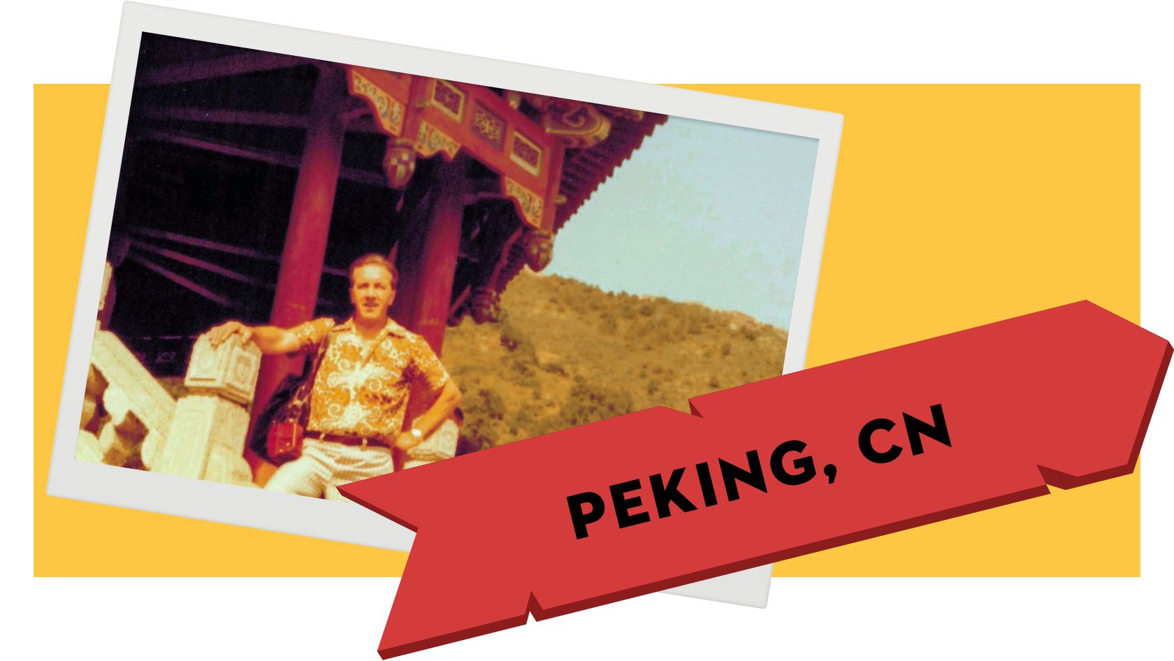 Julius W&ouml;rz posiert auf der Treppe eines chinesischen Tempels.