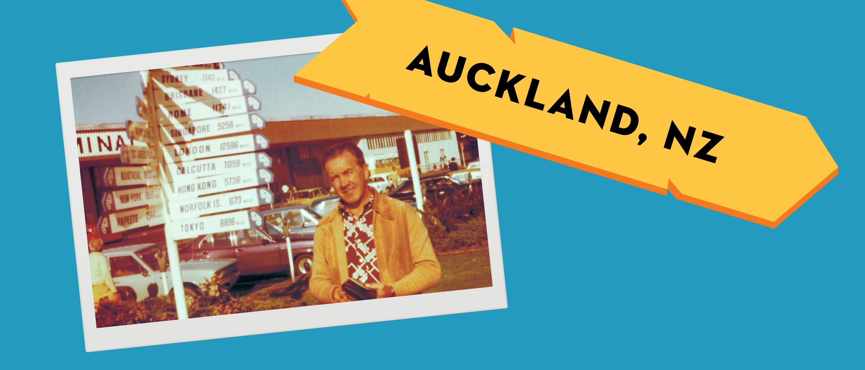 Julius W&ouml;rz 1965 neben einem Wegweiser in Auckland, Neuseeland.