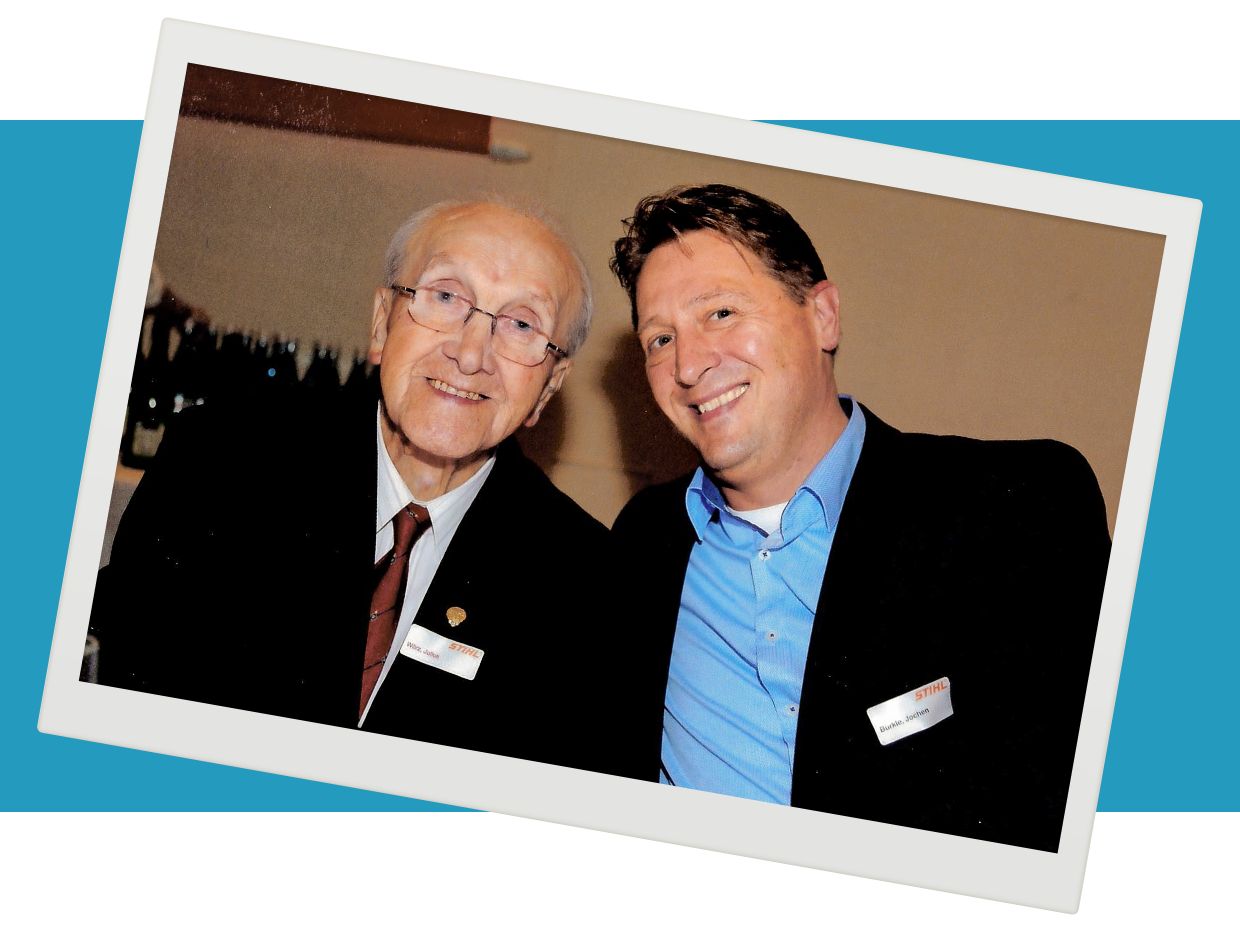 Julius W&ouml;rz und sein Enkel Jochen B&uuml;rkle l&auml;cheln in die Kamera.