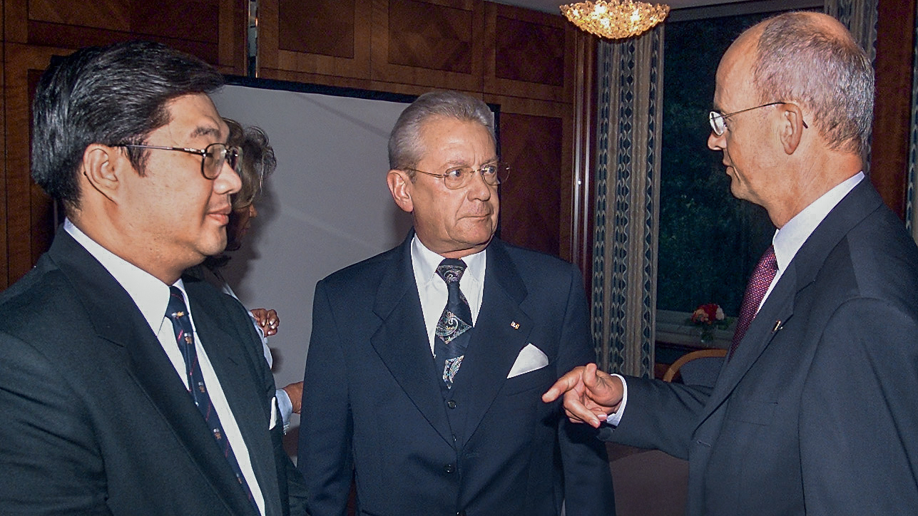 Walter Woon, Hans Peter Stihl und Peter Frankenberg (von links) im Gespr&auml;ch.