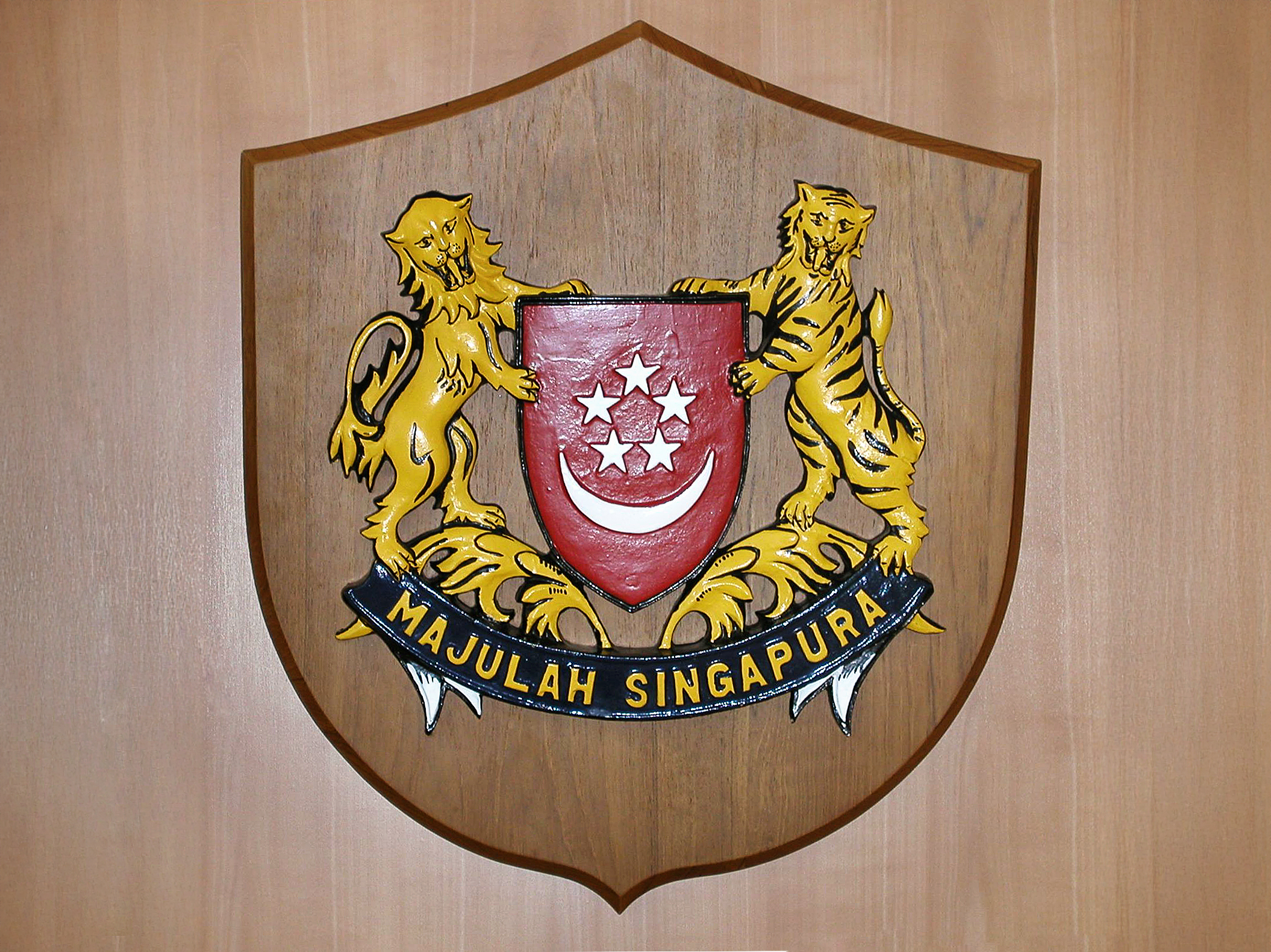 Das Wappen der Republik Singapur zeigt einen L&ouml;wen und einen Tiger, die einen roten Schild mit einem Mond und f&uuml;nf Sternen flankieren.
