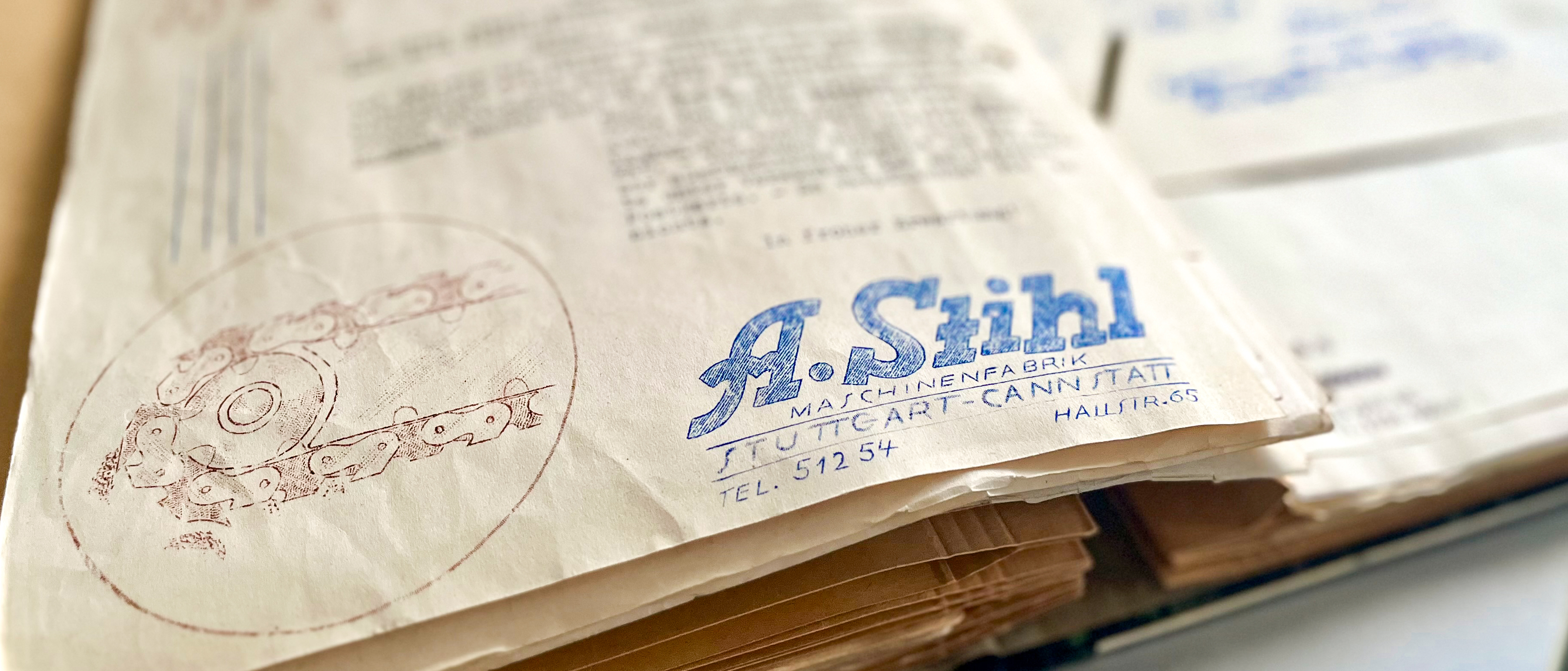 Fotografie eines aufgeschlagenen Ordners mit vergilbten Dokumenten, zu lesen ist der Schriftzug A. Stihl.