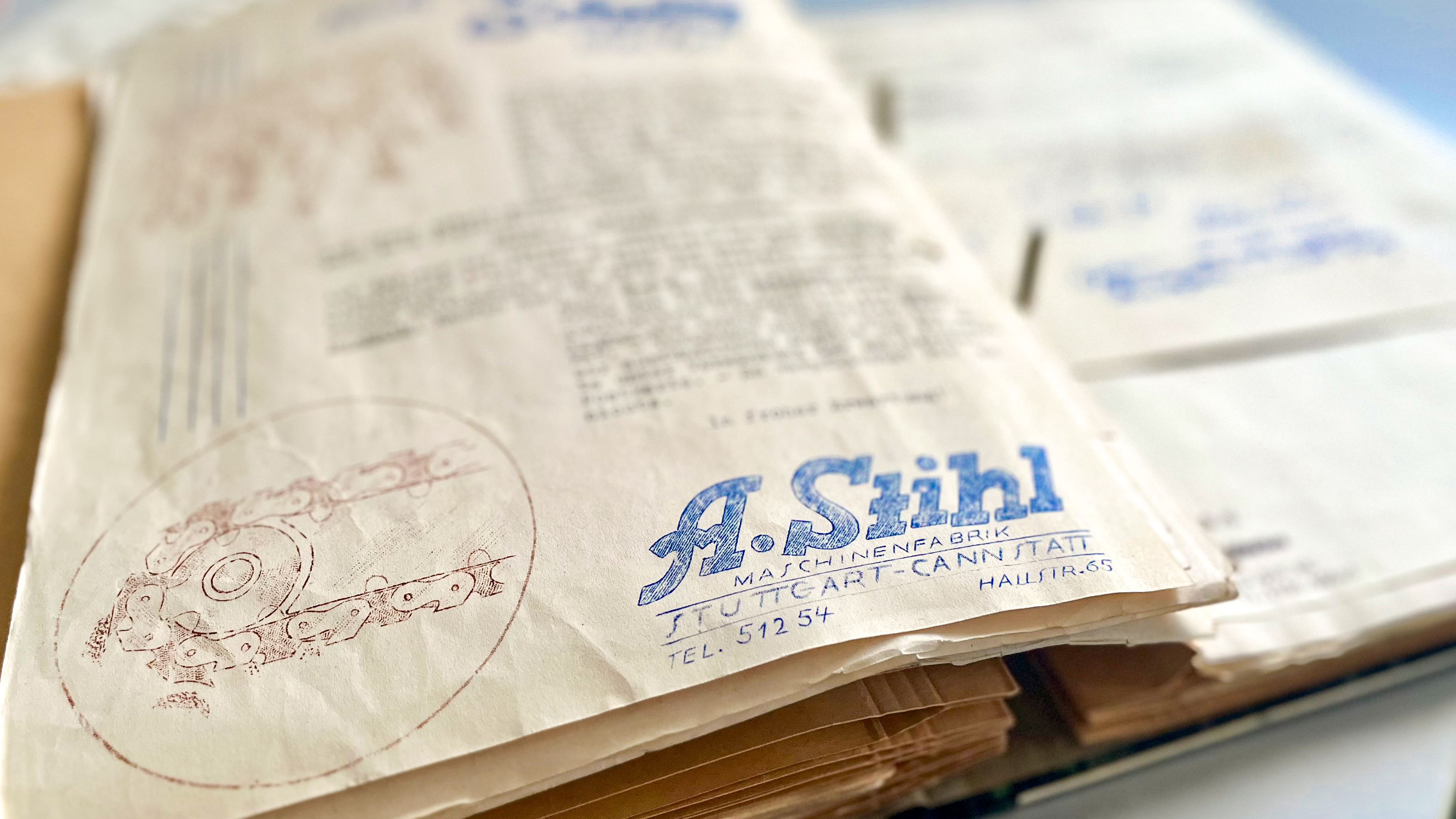 Fotografie eines aufgeschlagenen Ordners mit vergilbten Dokumenten, zu lesen ist der Schriftzug A. Stihl.