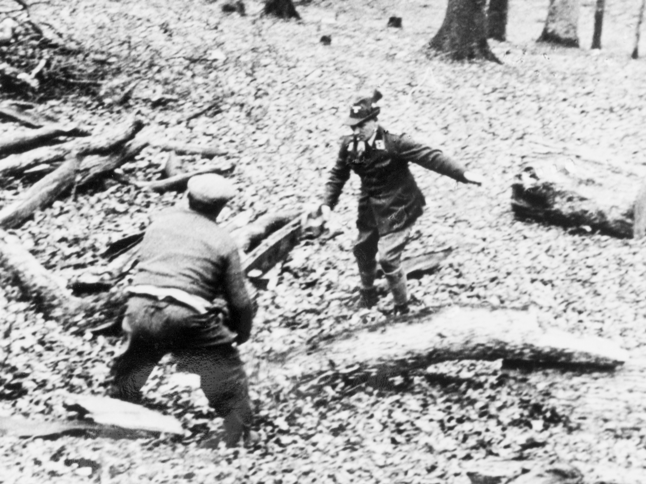 Zwei M&auml;nner &uuml;ben den Umgang mit einer Motors&auml;ge, 1937, Schwarz-Wei&szlig;-Foto.